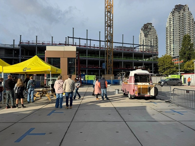 Collega’s bezochten de bouwplaats van het nieuwe ANWB-kantoor in Den Haag.
